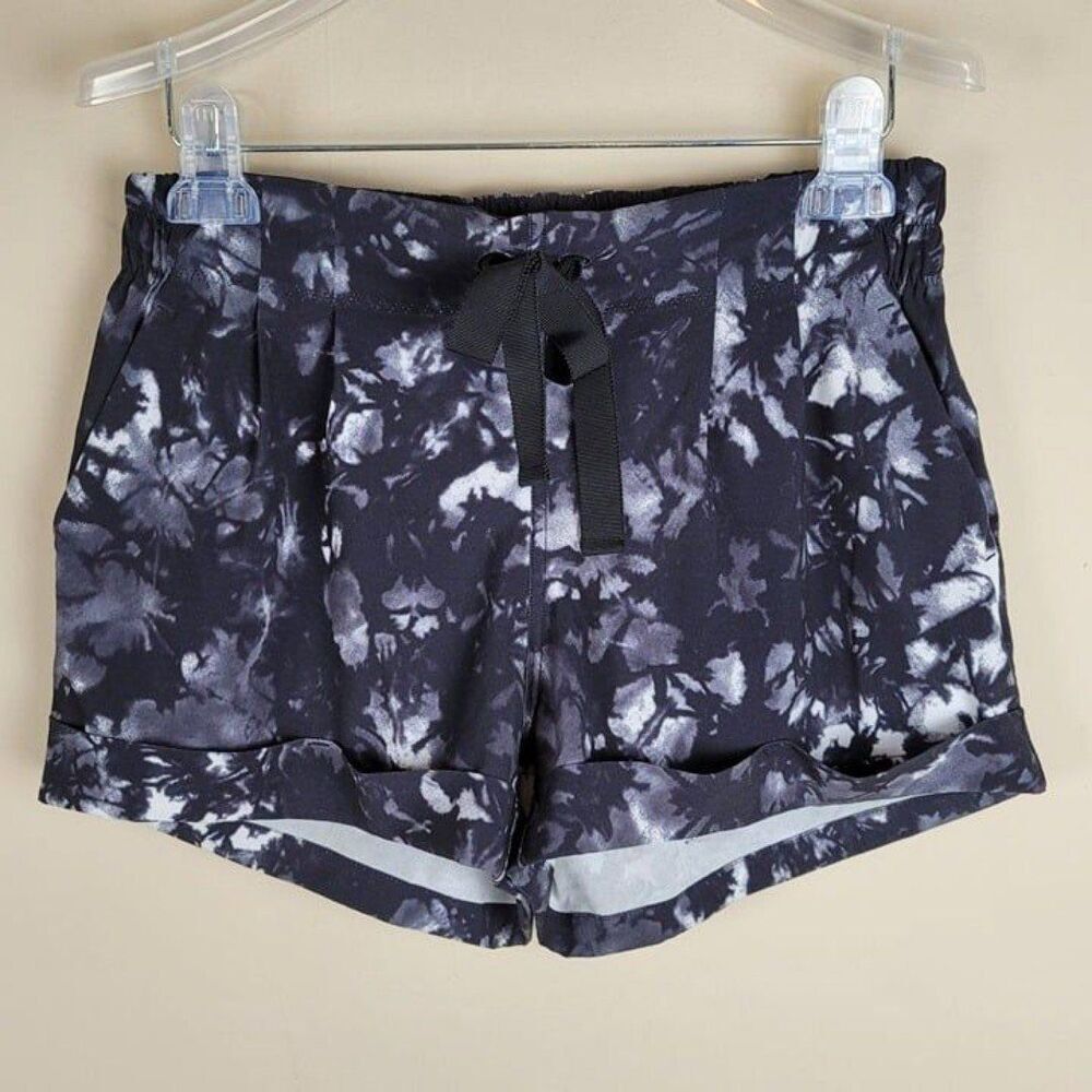 Lululemon Size 6 Spring Break Away Short II Dusk Dye White Black